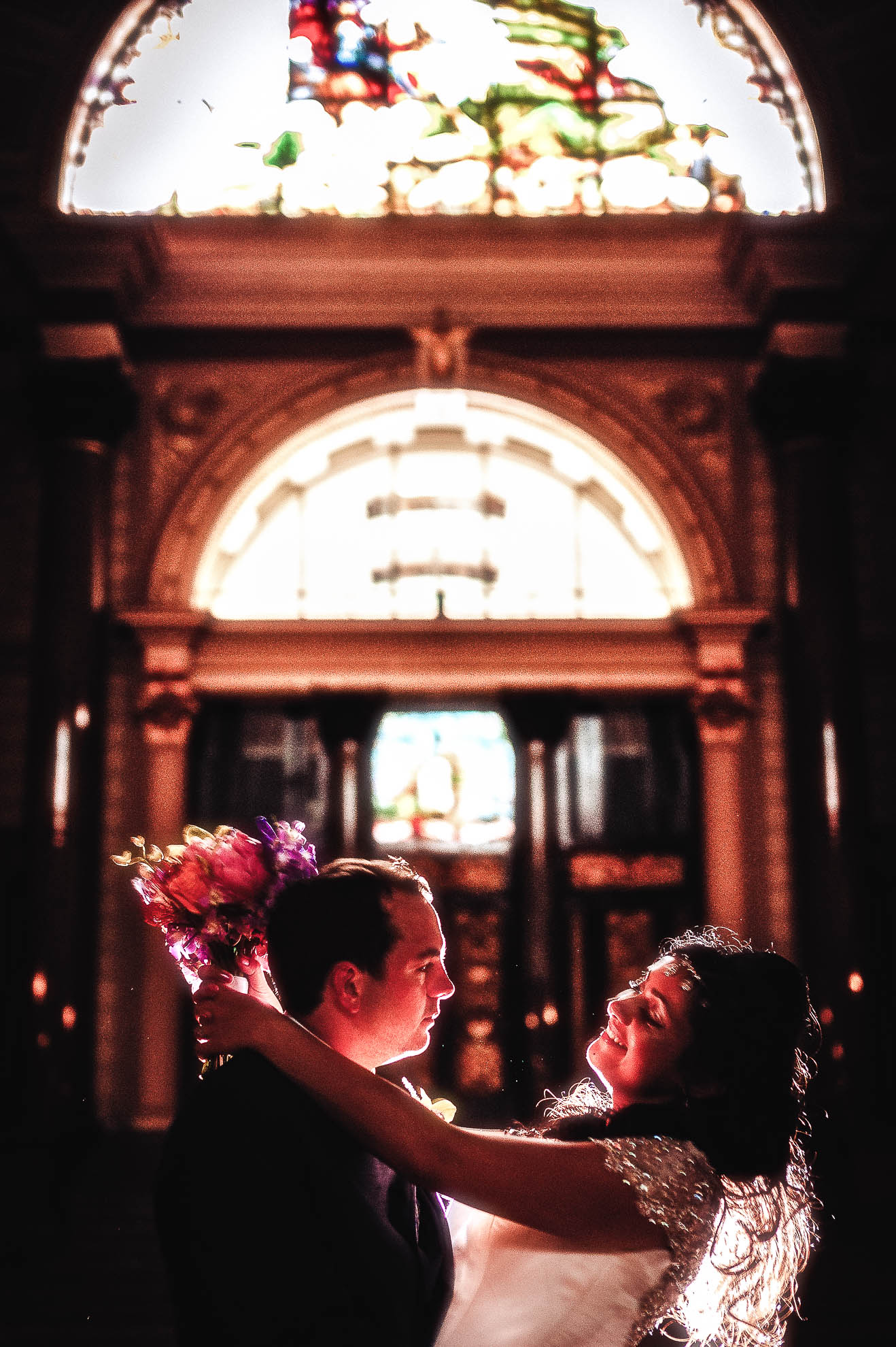 Bride and groom hlod each other