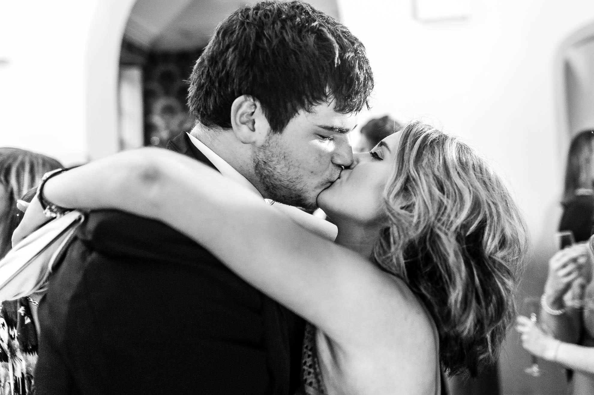 Guests kiss on the dancefloor