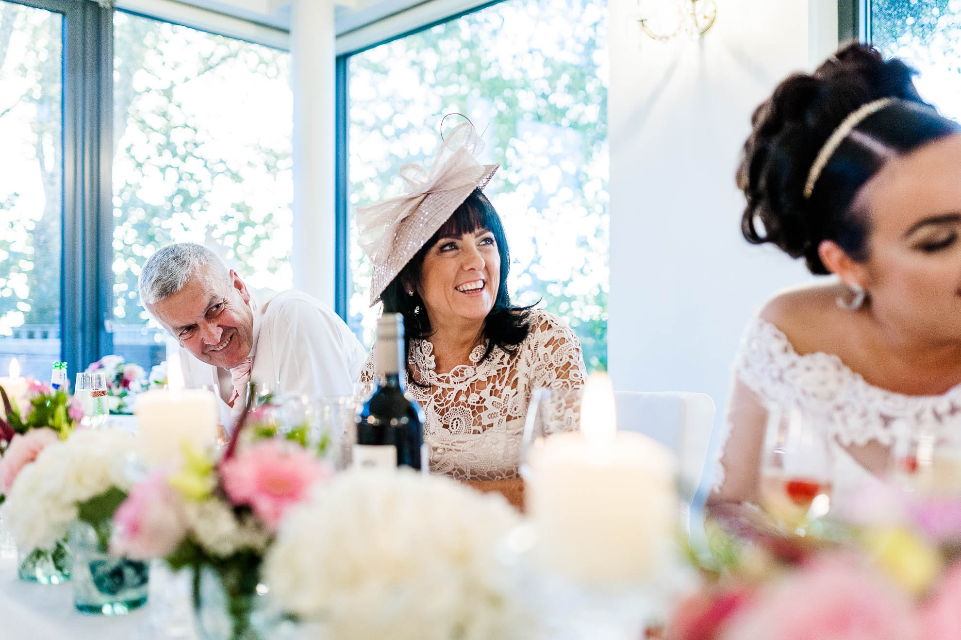 brides mum laughs at grooms joke
