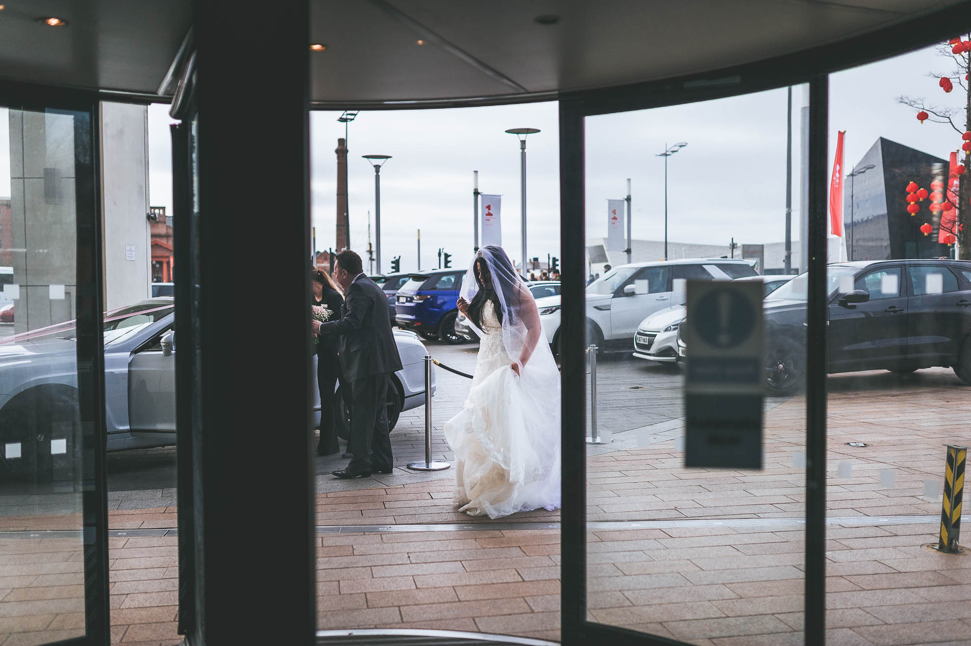 bride arrives at Hilton liverpool