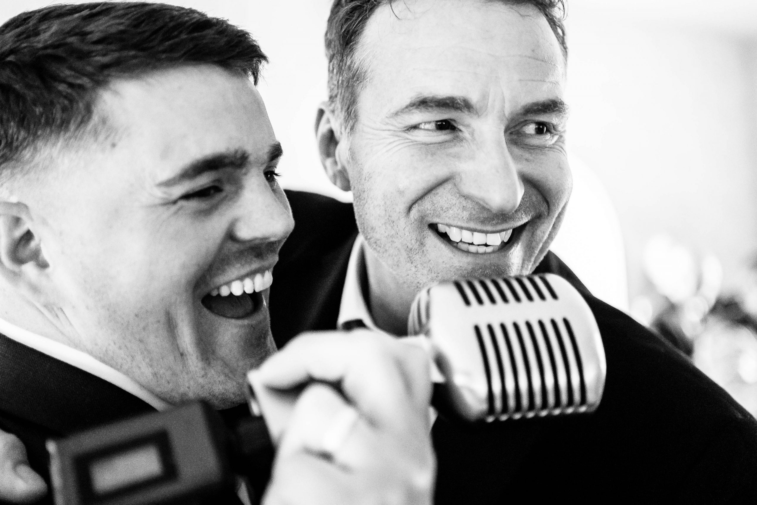 Wedding singer asks the best man to sing a few lines